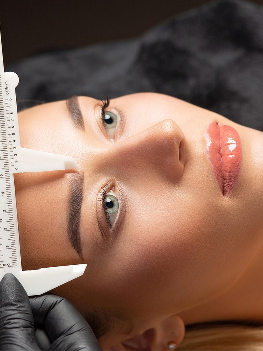 Mise en beauté des sourcils et du regard